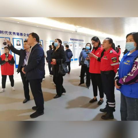 三个英雄人物事迹：勇敢无畏的战士、仁爱善良的慈善家、智慧卓越的领袖，他们的光辉成就永载史册。